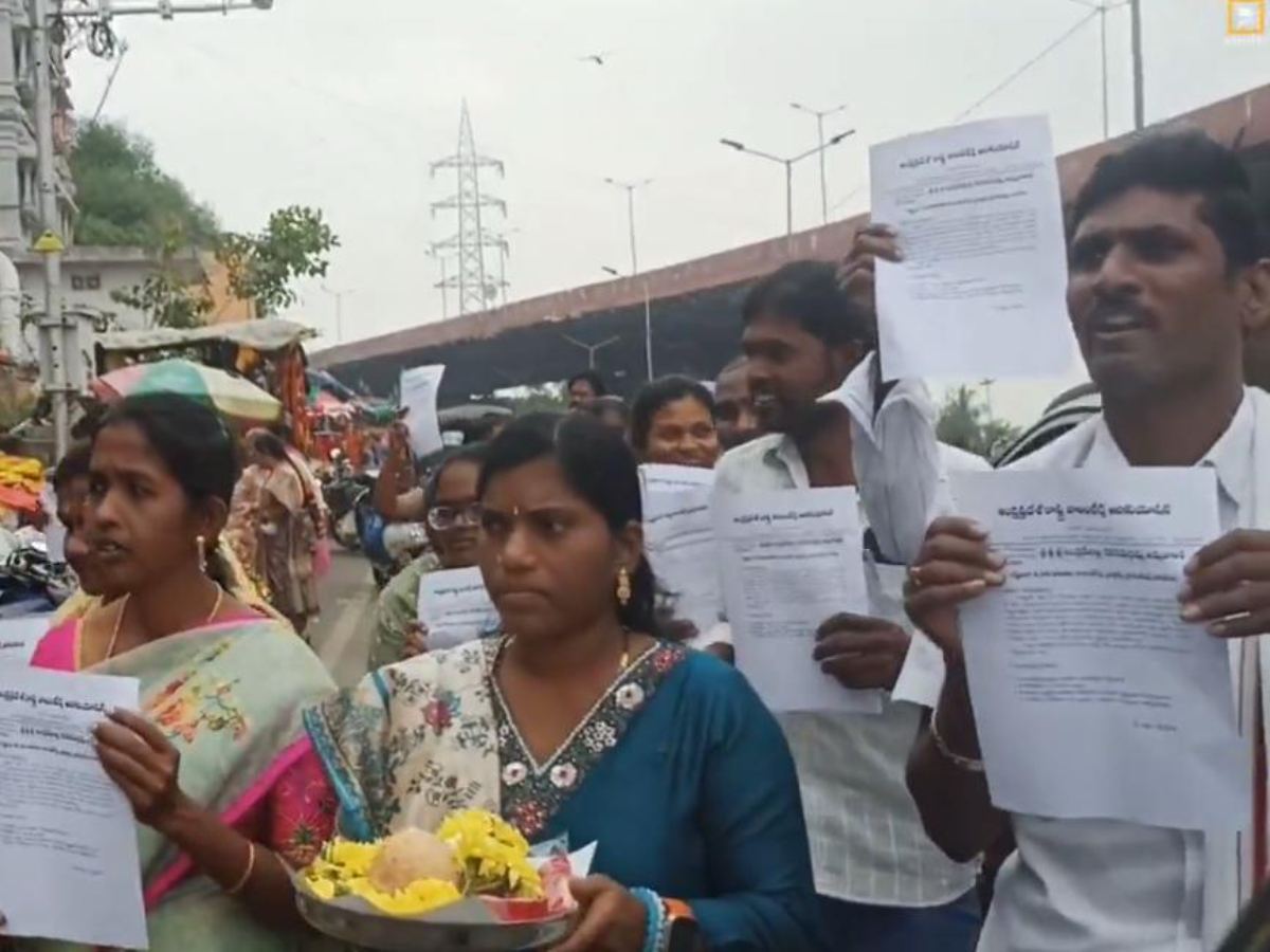 volunteers-in-durga-temple
