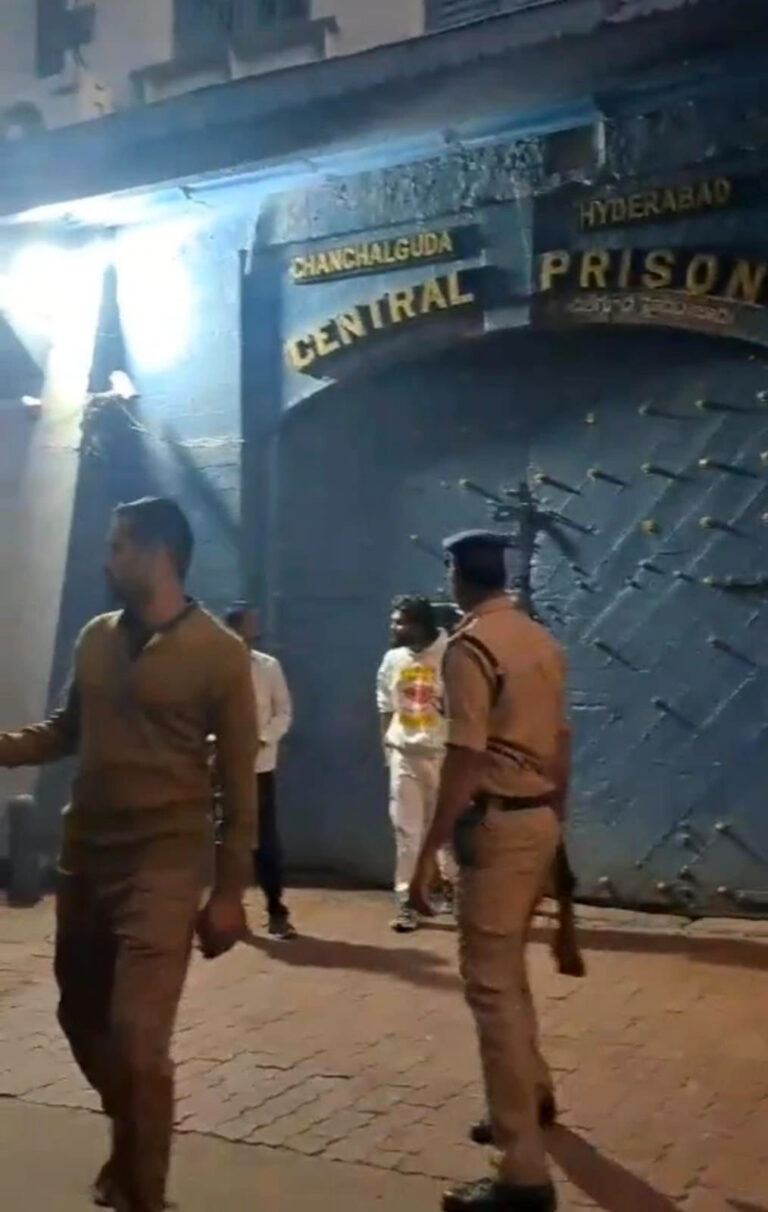 Allu Arjun Walking Out Of Central Jail