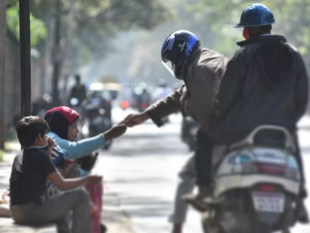 fir-on-people-offering-alms-to-beggars