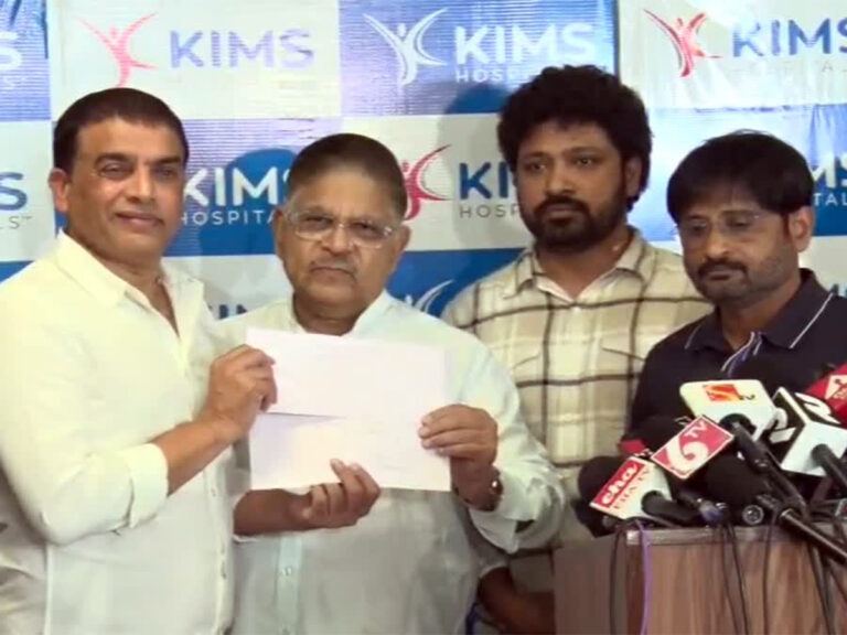 pushpa-team-2-cr-aid-to-stampede-victim