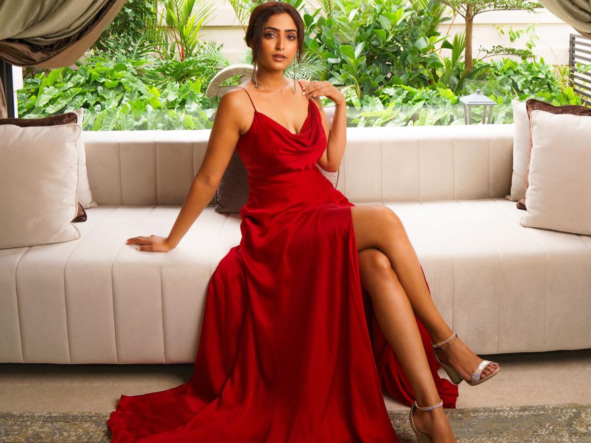 reba-monica-john-in-coolie