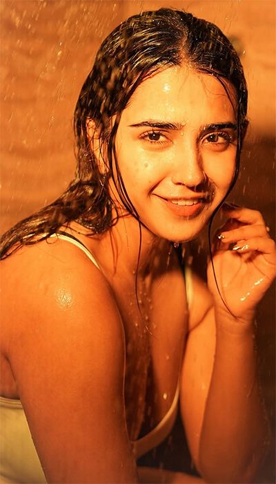 Roshni Walia's Wet & Hot Sultry Looks
