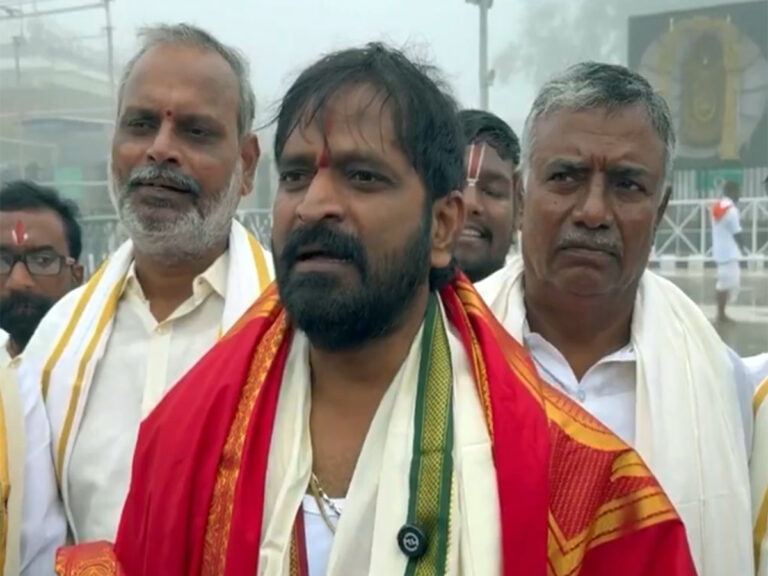 srinivas-goud-visits-tirumala-temple