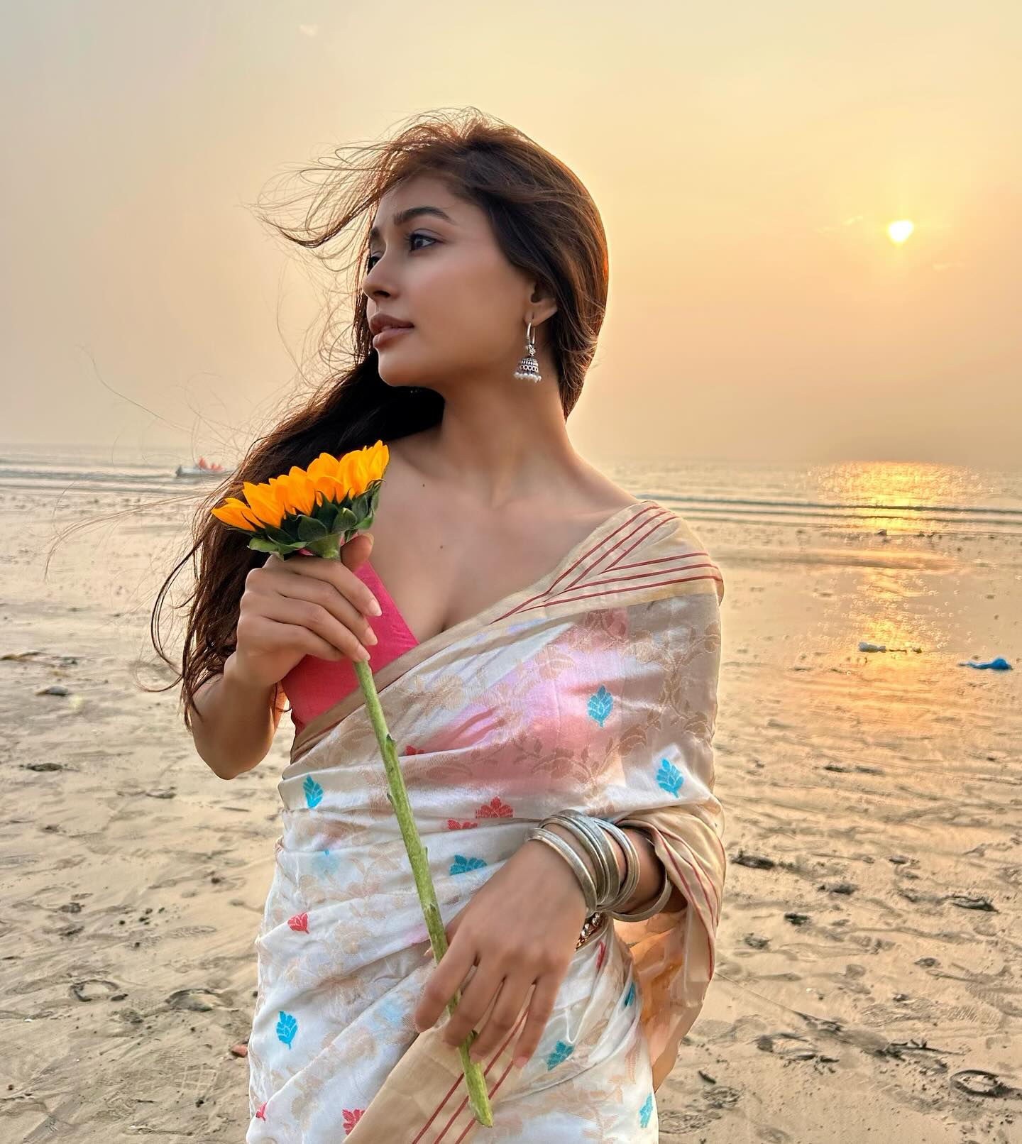 Akriti Singh Stuns in a Hot Saree Showing Curves