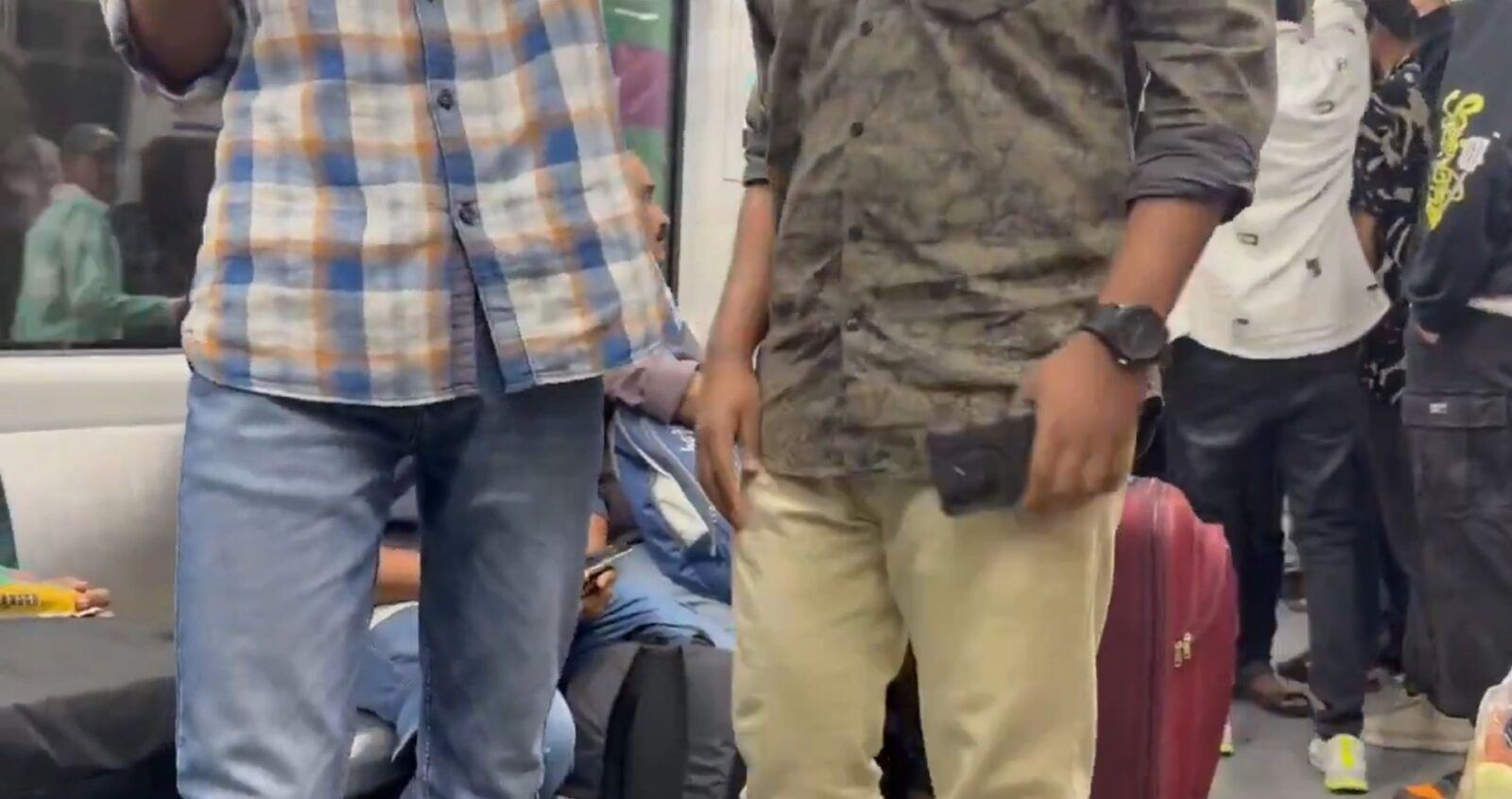 Mahesh’s Fans Embarrass Hyderabad Metro Travelers