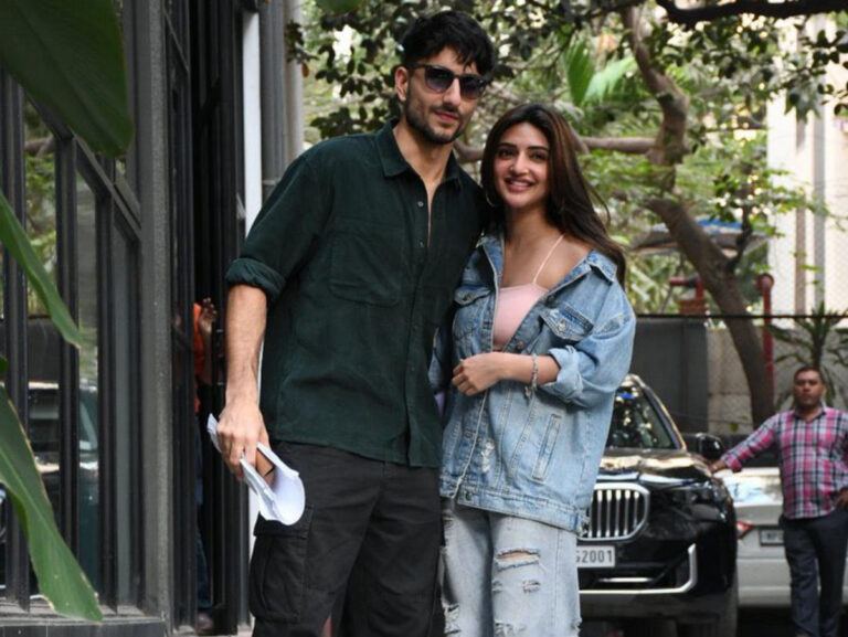 sreeleela-and-ibrahim-ali-khan poses for paparazzi