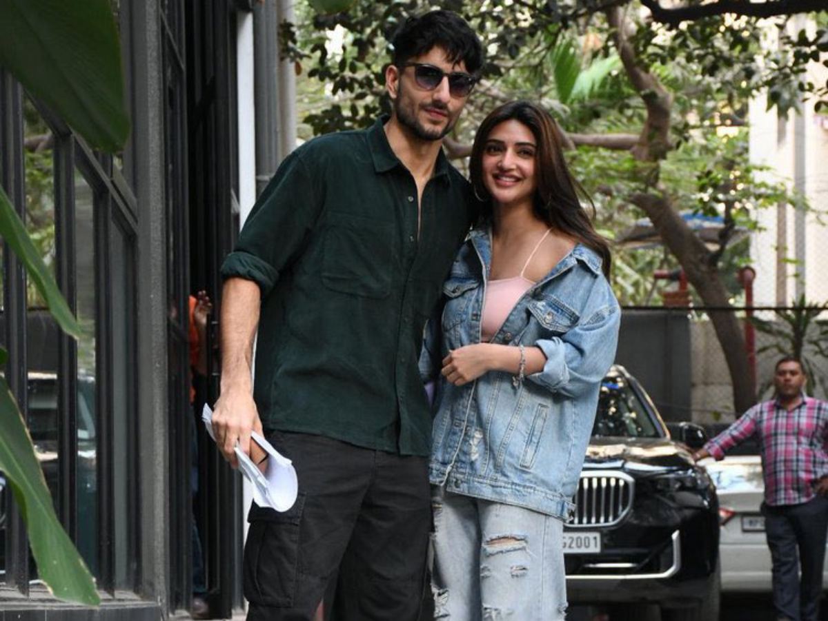 sreeleela-and-ibrahim-ali-khan poses for paparazzi