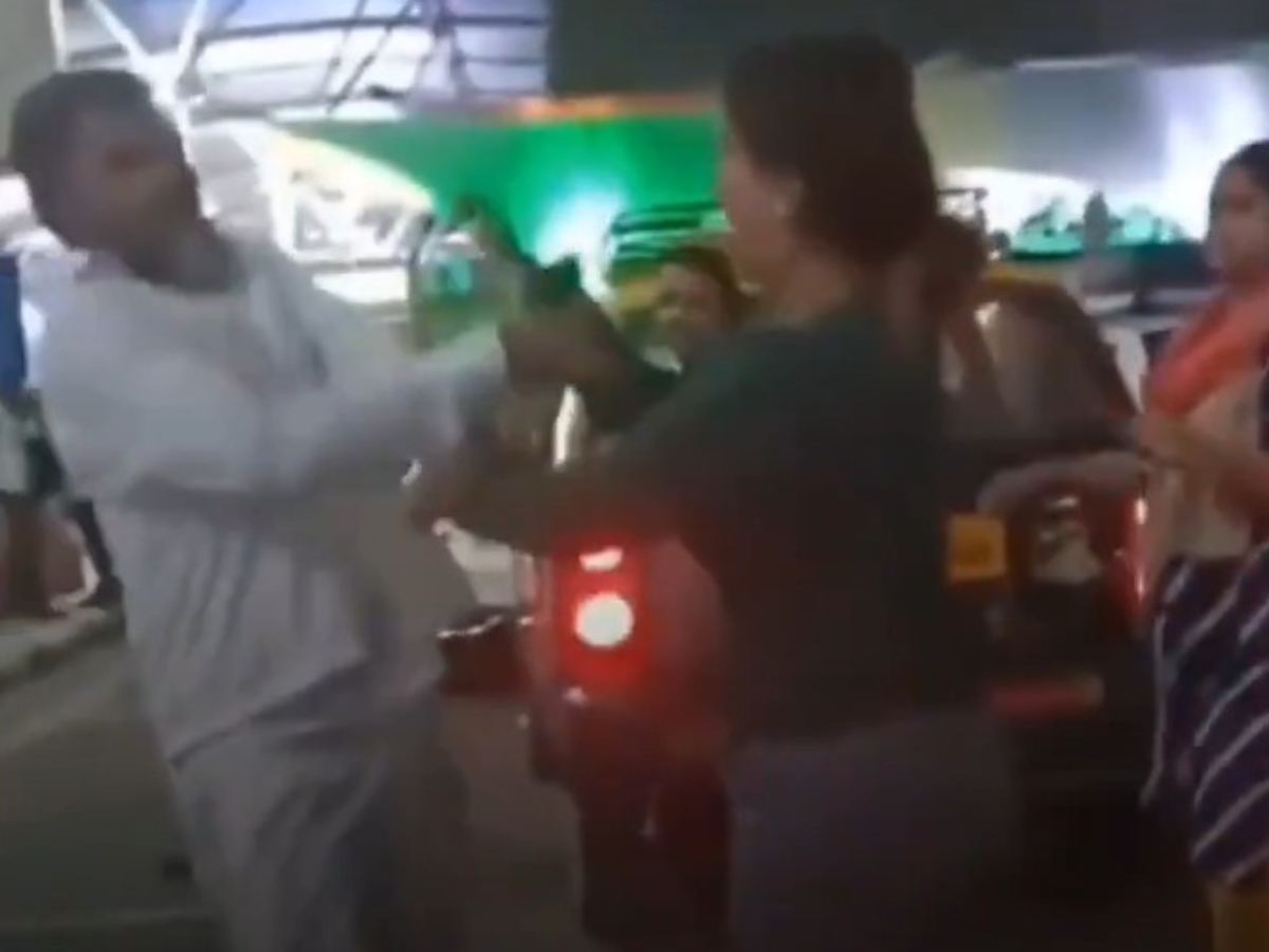 Woman Beats Cab Driver For Delay