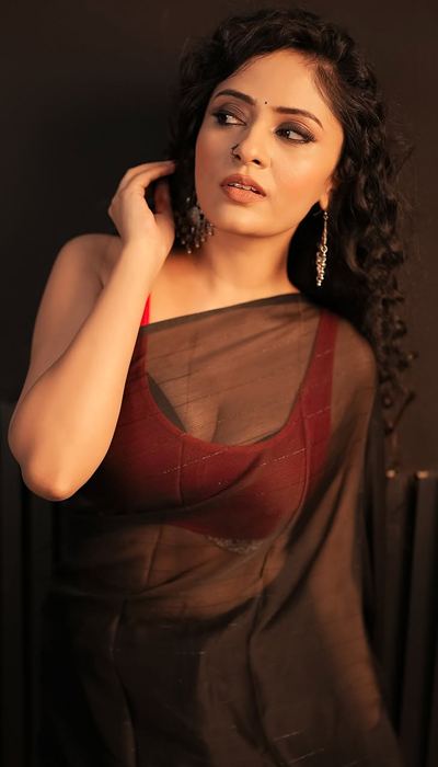 Sanya Thakur in Saree