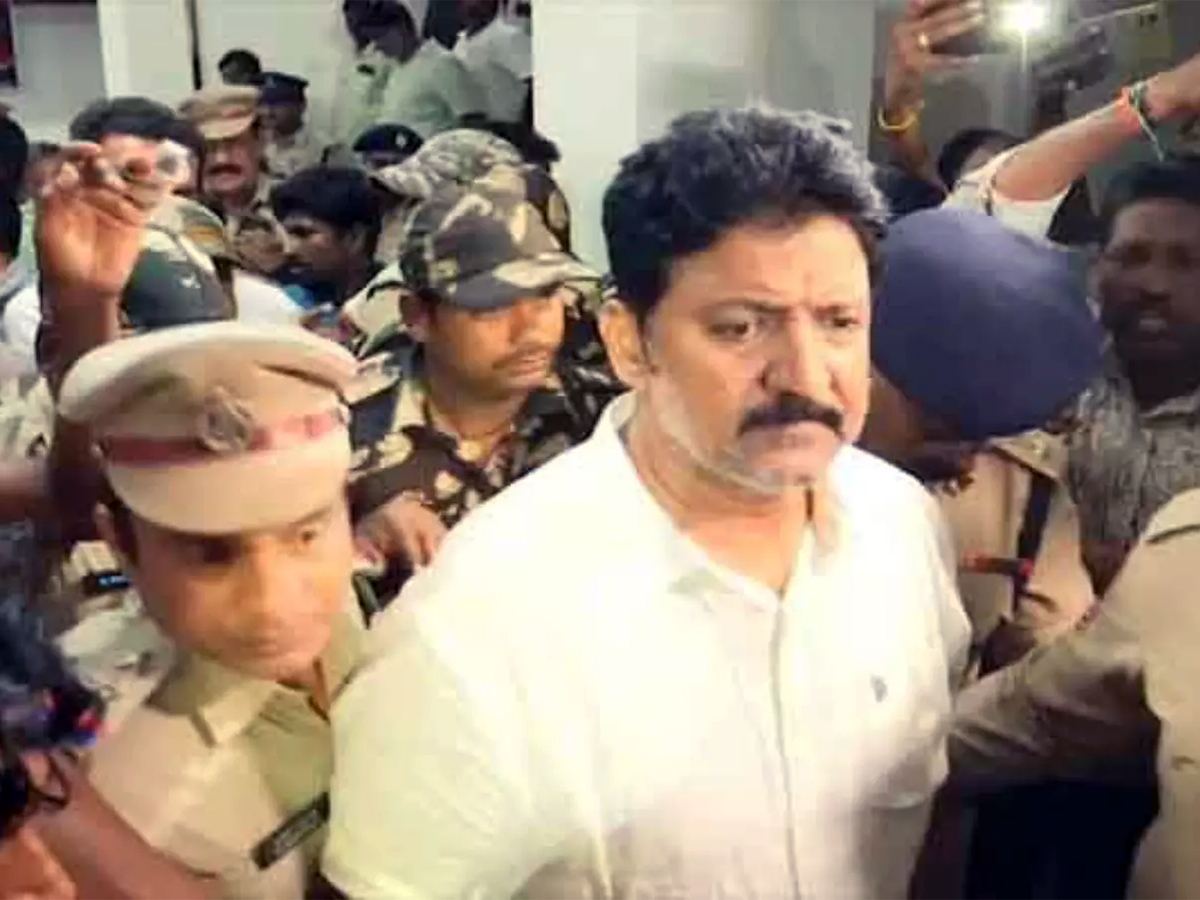 Vallabhaneni Vamsi Threatens Police