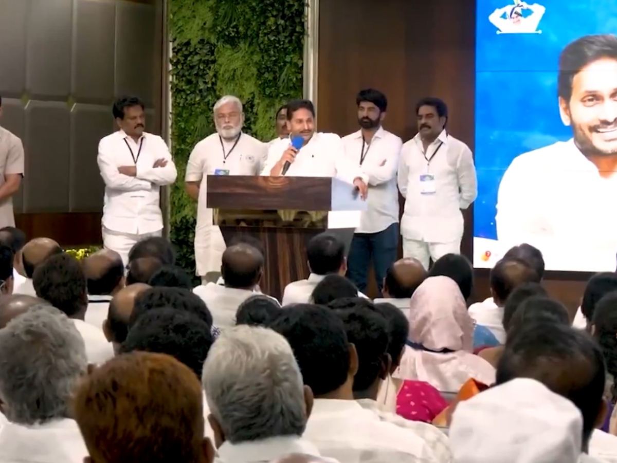 ys-jagan-mohan-reddy putting flowers in YSRCP Cadre ears