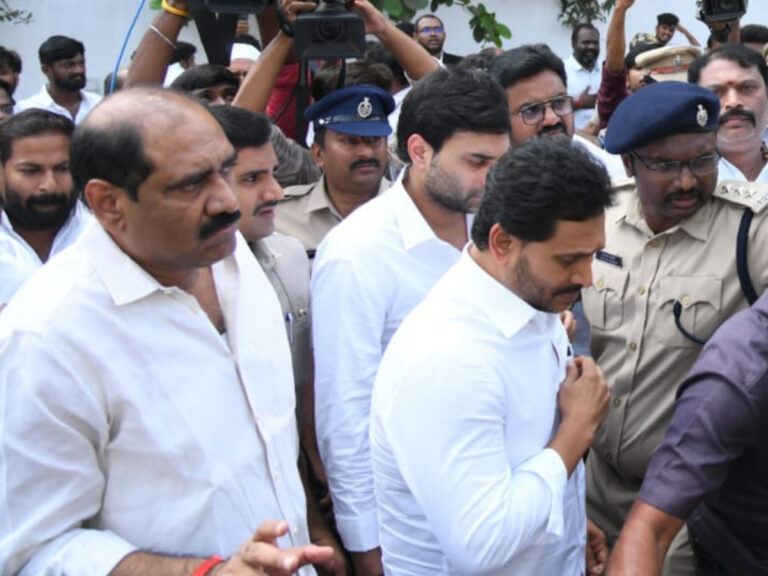 Jagan Mohan Reddy Met Vallabhaneni Vamsi