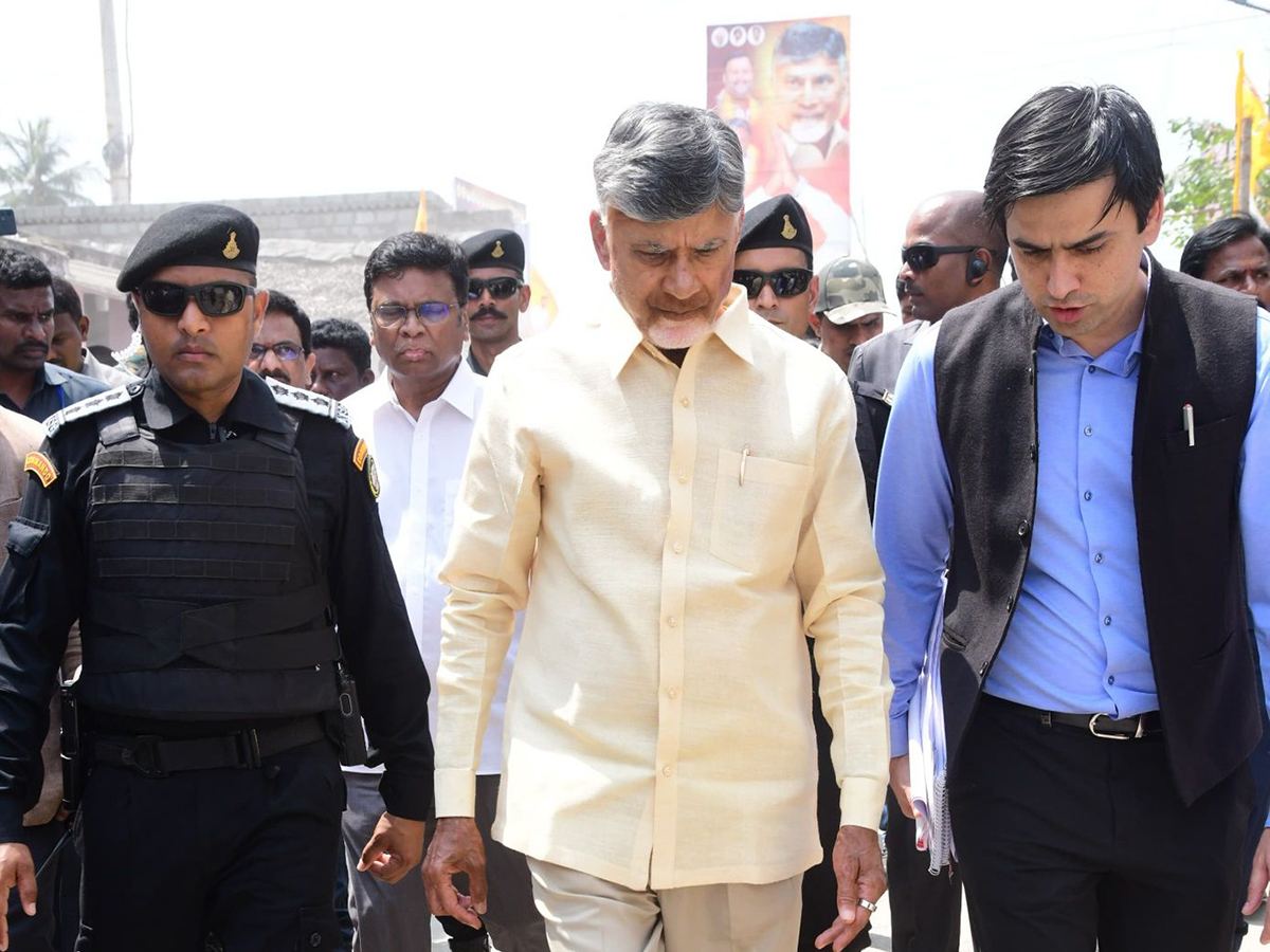 Chandrababu Naidu security, Andhra CM convoy, Chandrababu traffic block, Naidu protocol issue, political roadblocks, AP CM convoy rules, Naidu vs Jagan governance