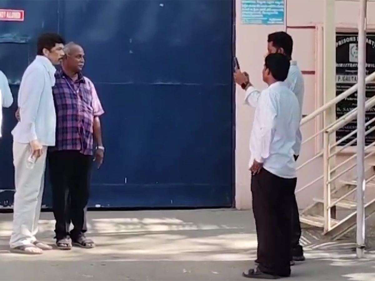 CID Officials Take Pictures With Posani Krishna Murali