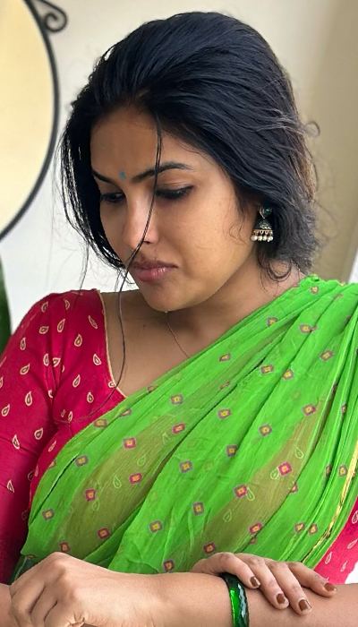 Divi Vadthya in Green Saree, Red-Hot Glam!