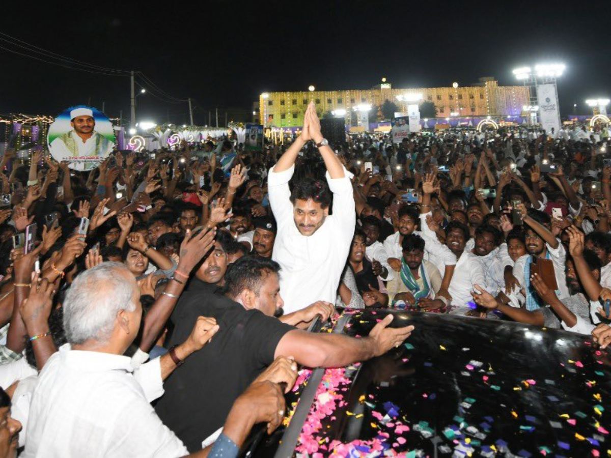 Crowds Pichhi For Jagan Mohan Reddy
