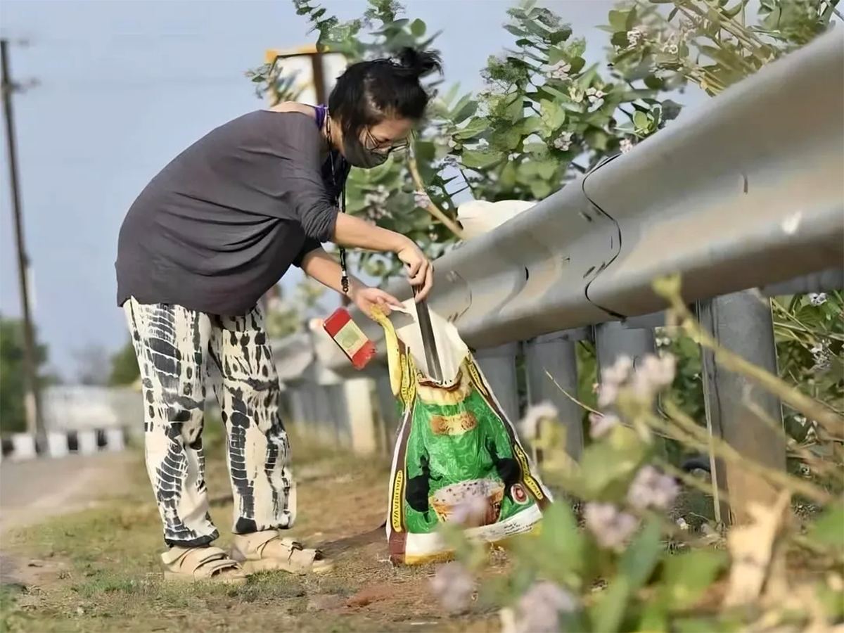 Japanese Tourist Cleans Puri Streets Beaches