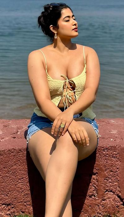Nikita Sharma Flaunts