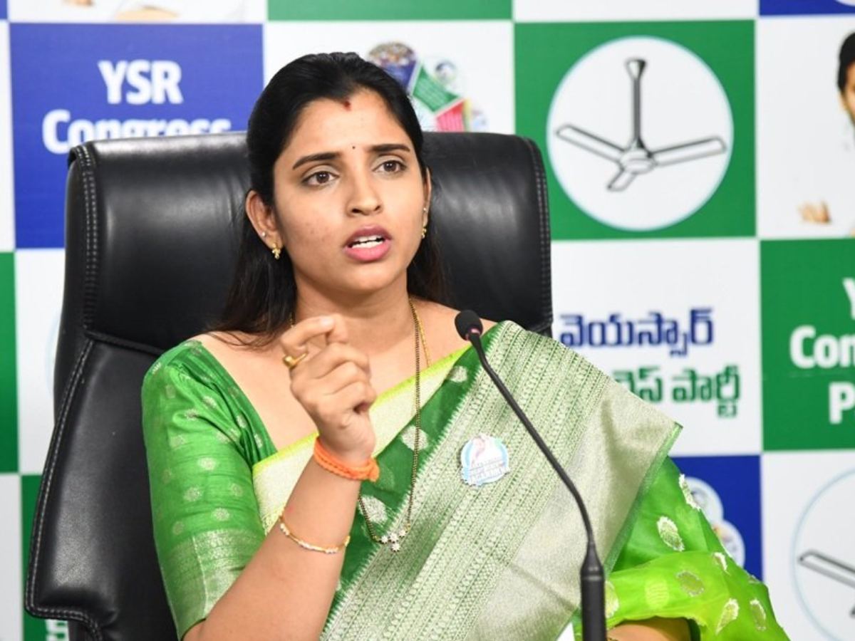 Anchor and YSRCP Leader shyamala Approaches TG High Court