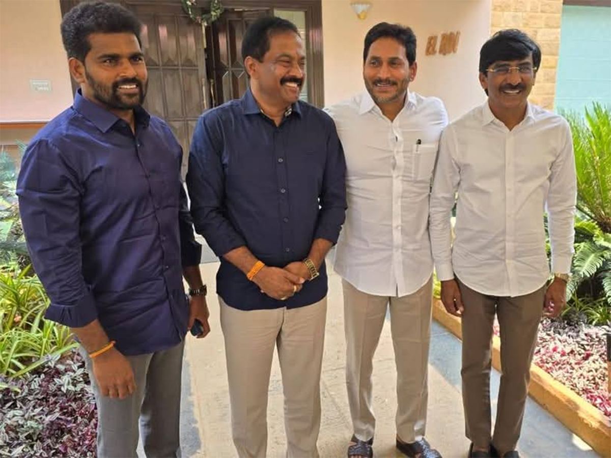 Jagan Politics Care Of Bengaluru Palace?