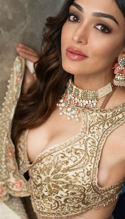 next-level-elegance-navel-tease-by-khushalii-kumar