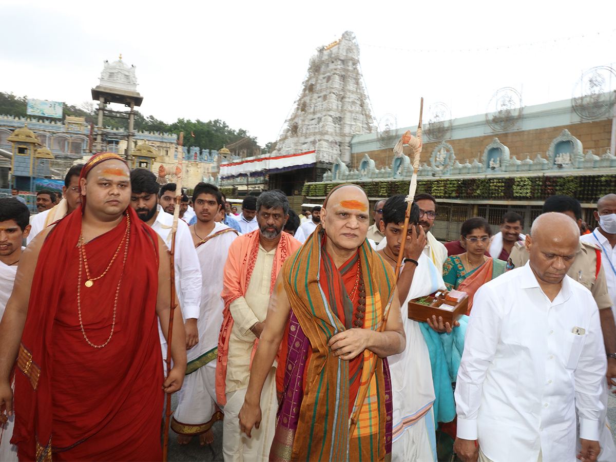 TTD notice Sarada Peetham, Sarada Peetham controversy, Tirumala land dispute, illegal constructions Tirumala, TTD court order, Swaroopananda buildings, Sarada Peetham buildings, TTD vs Sarada Peetham, TTD temple land issue, YSRCP land allocations, TTD demolish order, Swaroopanandendra TTD case, Tirumala encroachment issue