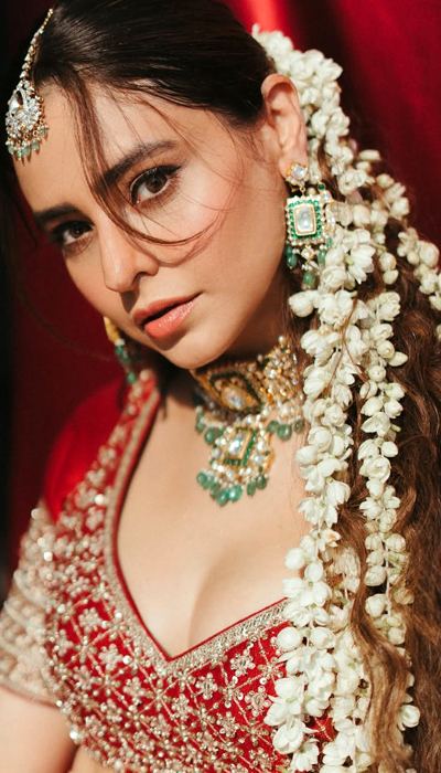 Aamna Sharif Glam Punch