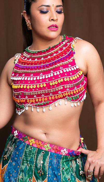 anasuya-bharadwaj-flaunts-her-toned-belly-with-pride