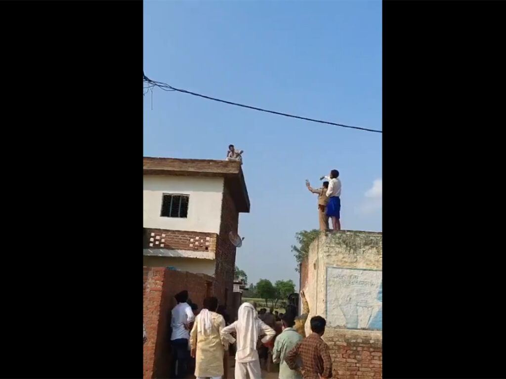 Bareilly, UP, a young man climbed the roof to commit su!cide