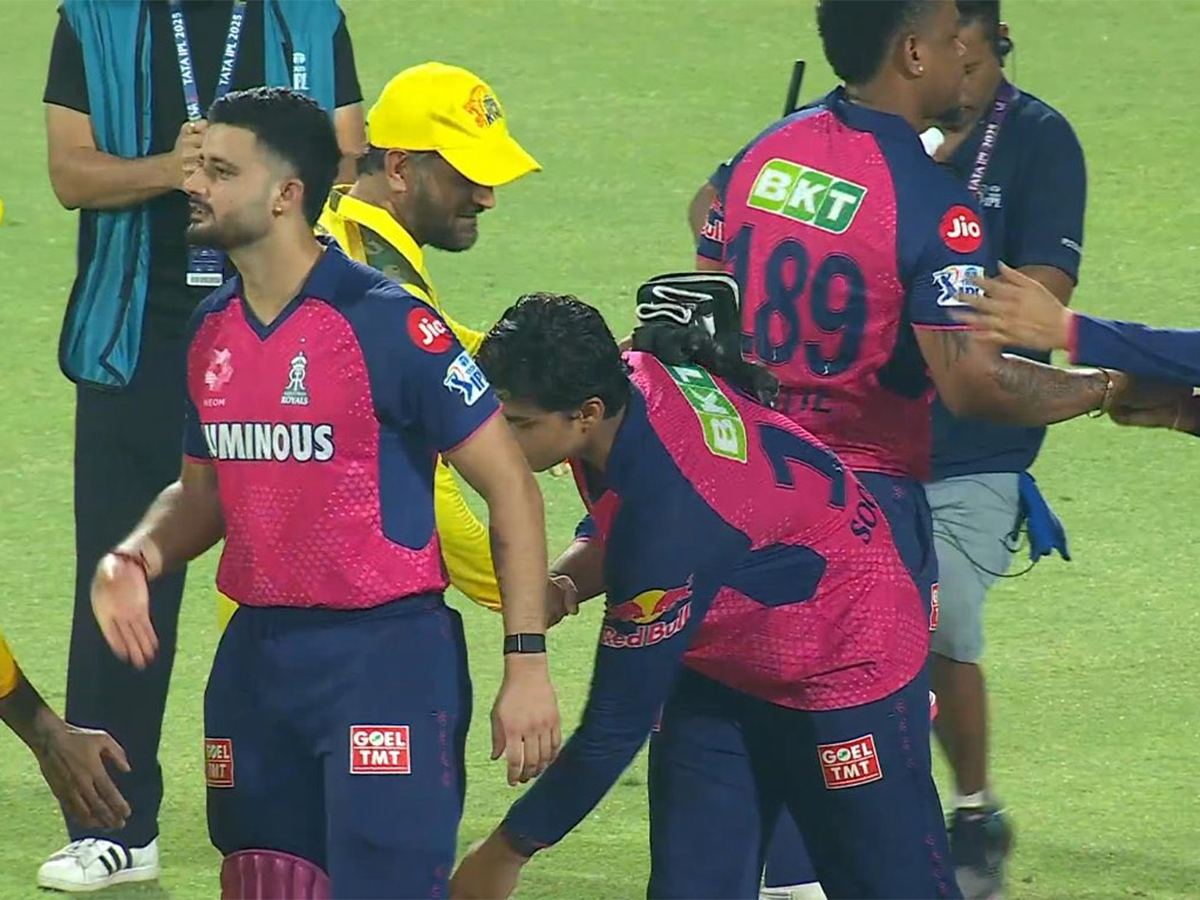 IPL 2025 CSK vs RR Vaibhav Touches Dhoni Feet