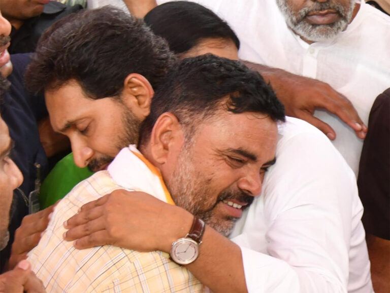 Jagan Gives Rs 25 Lakh to Murali Naik Family