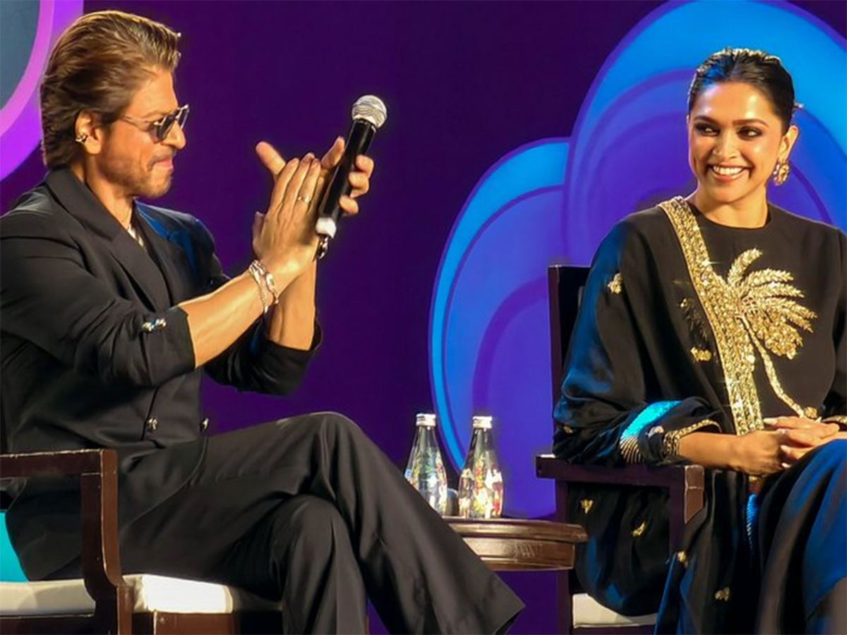 Shah Rukh Khan Loves Deepika Padukone