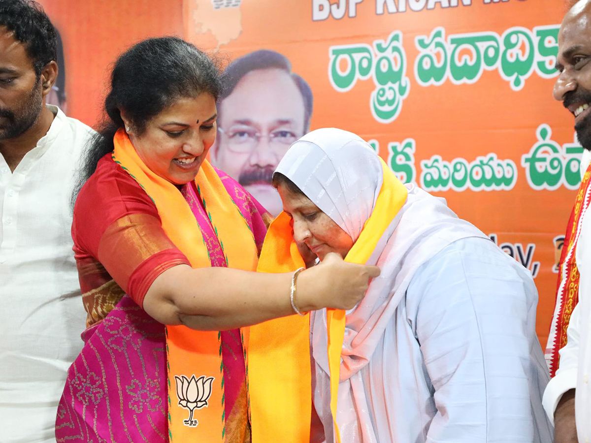 zakia-khanam-joining-bjp-in-the-presence-of-purandeswari