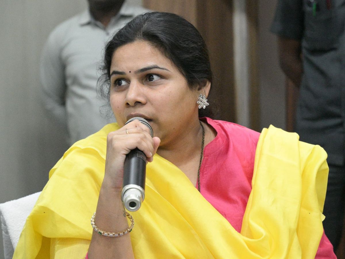 bhuma-akhila-priya-faints-rushed-to-hospital