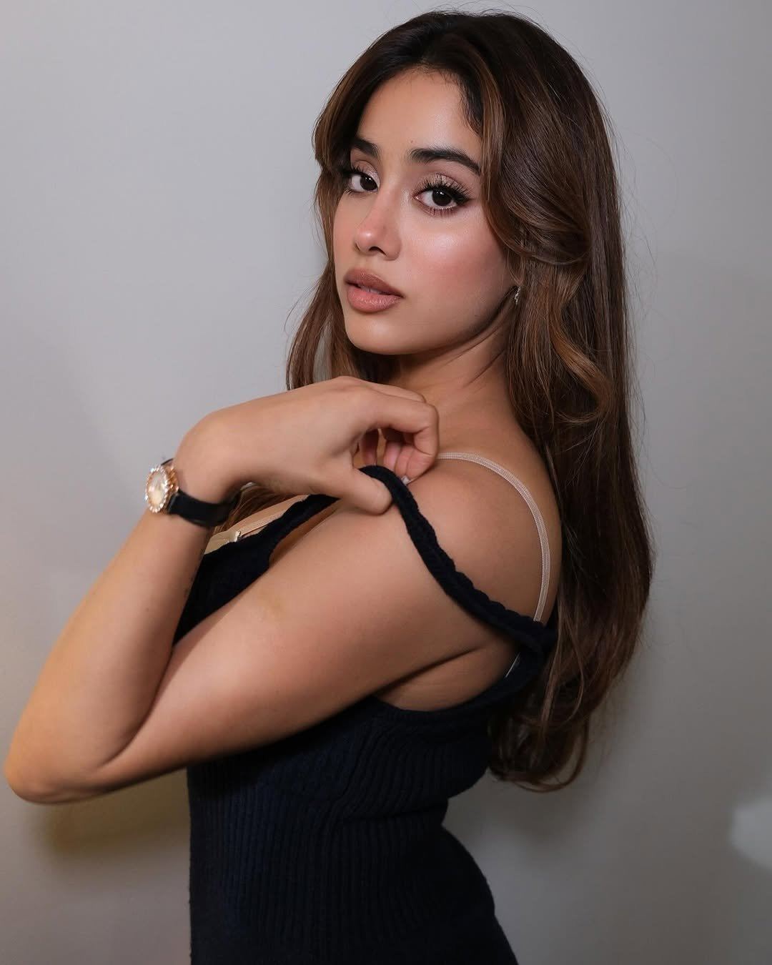 Janhvi Kapoor Unleashes Her Inner Temptress