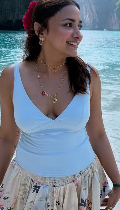 hot-waves-hotter-jiya-shankar-in-mini-skirt