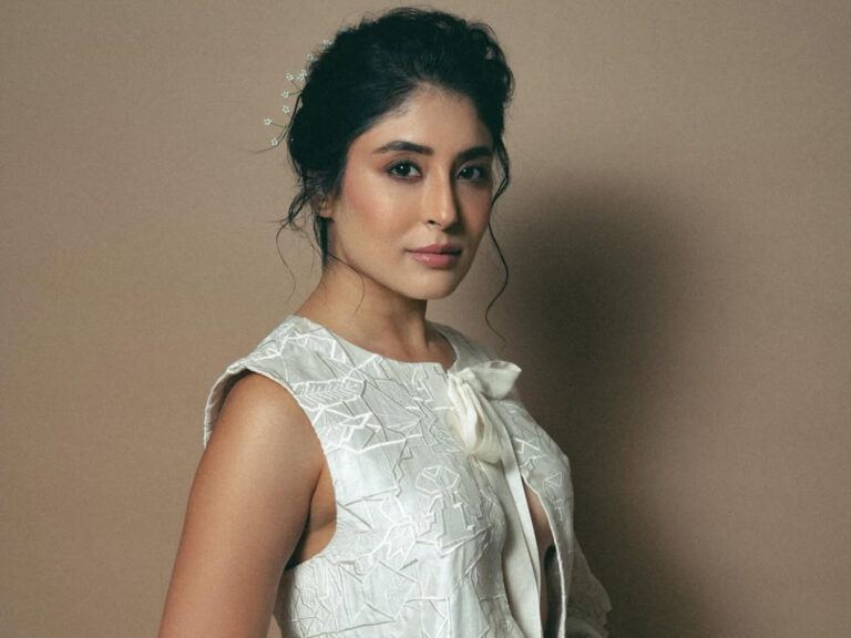 Kritika Kamra Exposes Male Stars & Supports Deepika