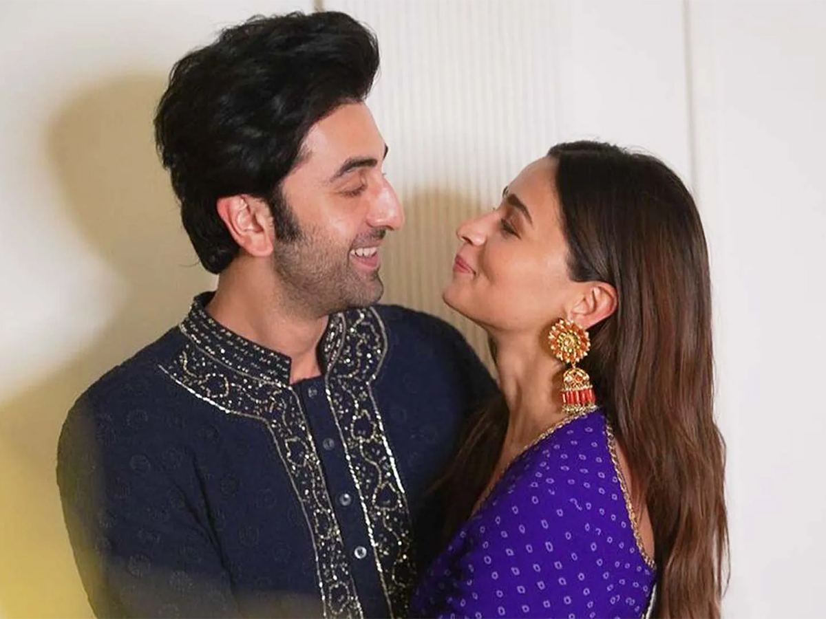 Ranbir Kapoor Gossips with Everyone Except Wife Alia Bhatt