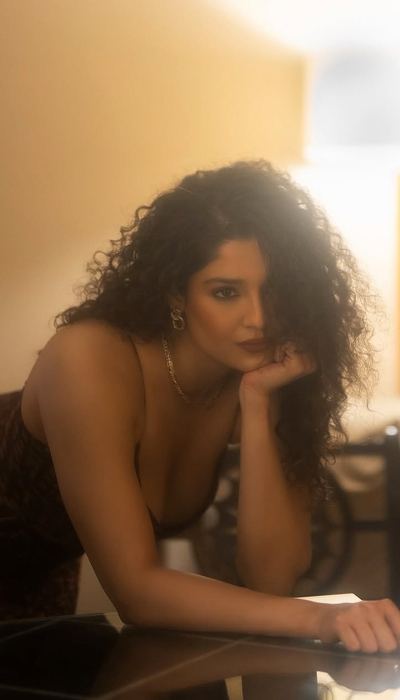 Ritika Singh Hot