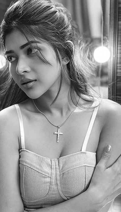 That Look, That Curve – Srijita Ghosh Rules!