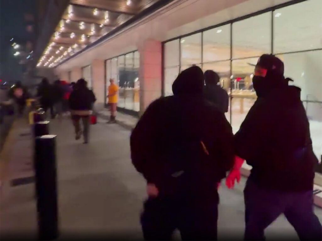 US Riots Turn into Apple Store Loot