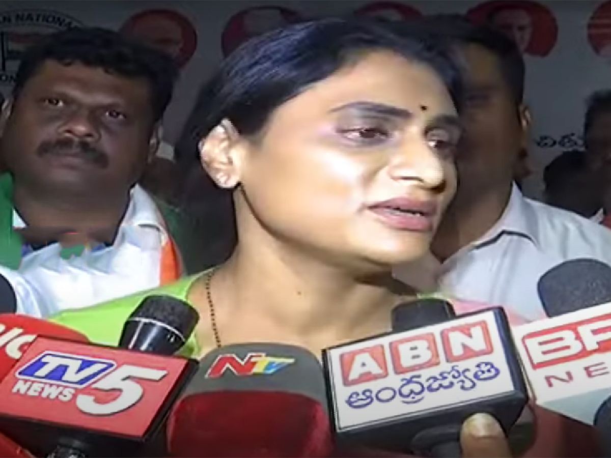 YS Sharmila Demands Sorry from Bharathi