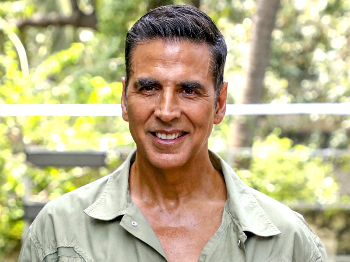 Akshay Insures 700 Stunt Artists