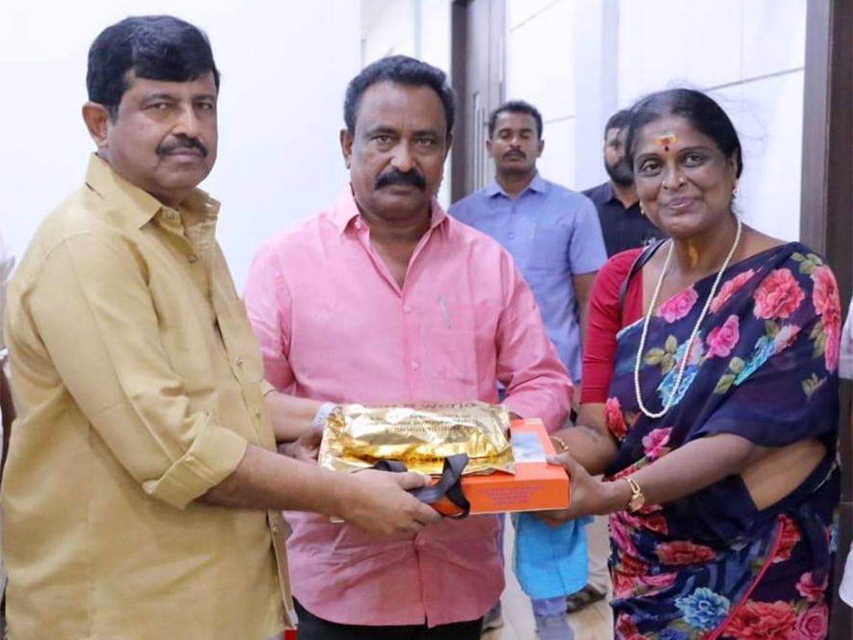AP Deputy CM Pawan Kalyan Gives Rs 2L to Artist