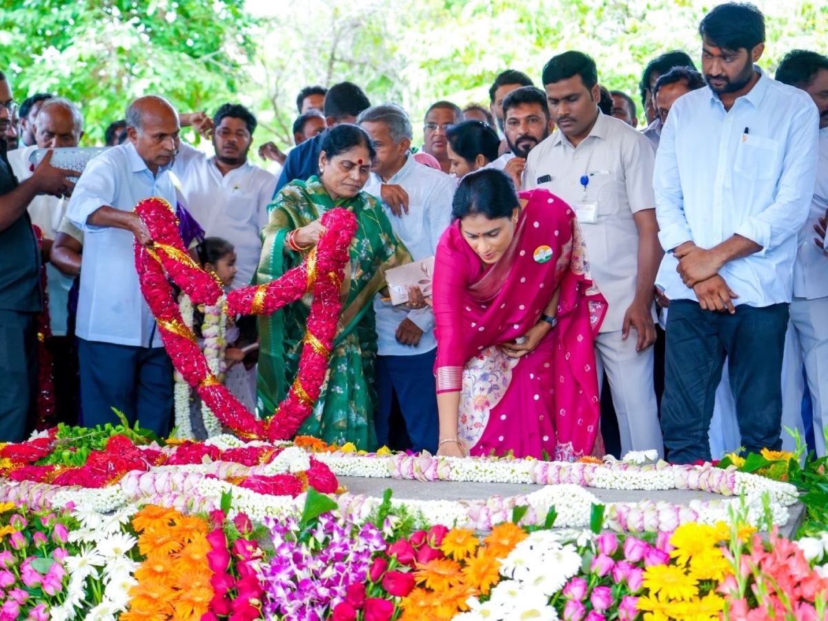 Build YSR Memorial in Hyderabad: Sharmila