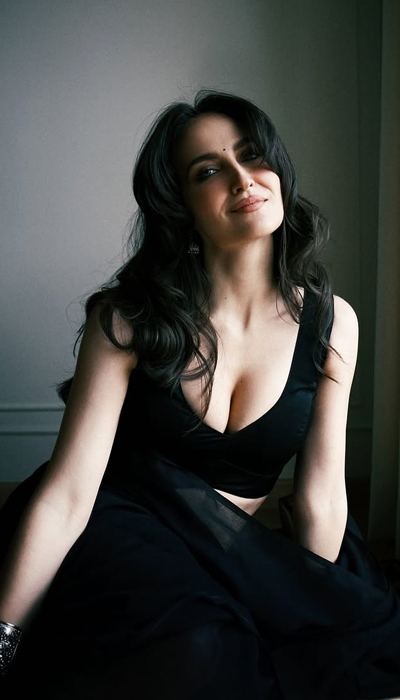 Elli AvrRam Saree Into Heatwave