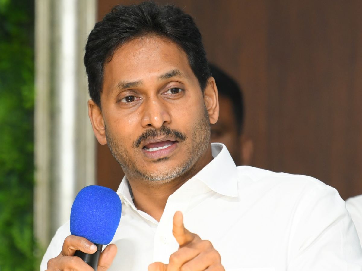 Jagan Advicing YSRCP Youth To Use Social Media As Weapon