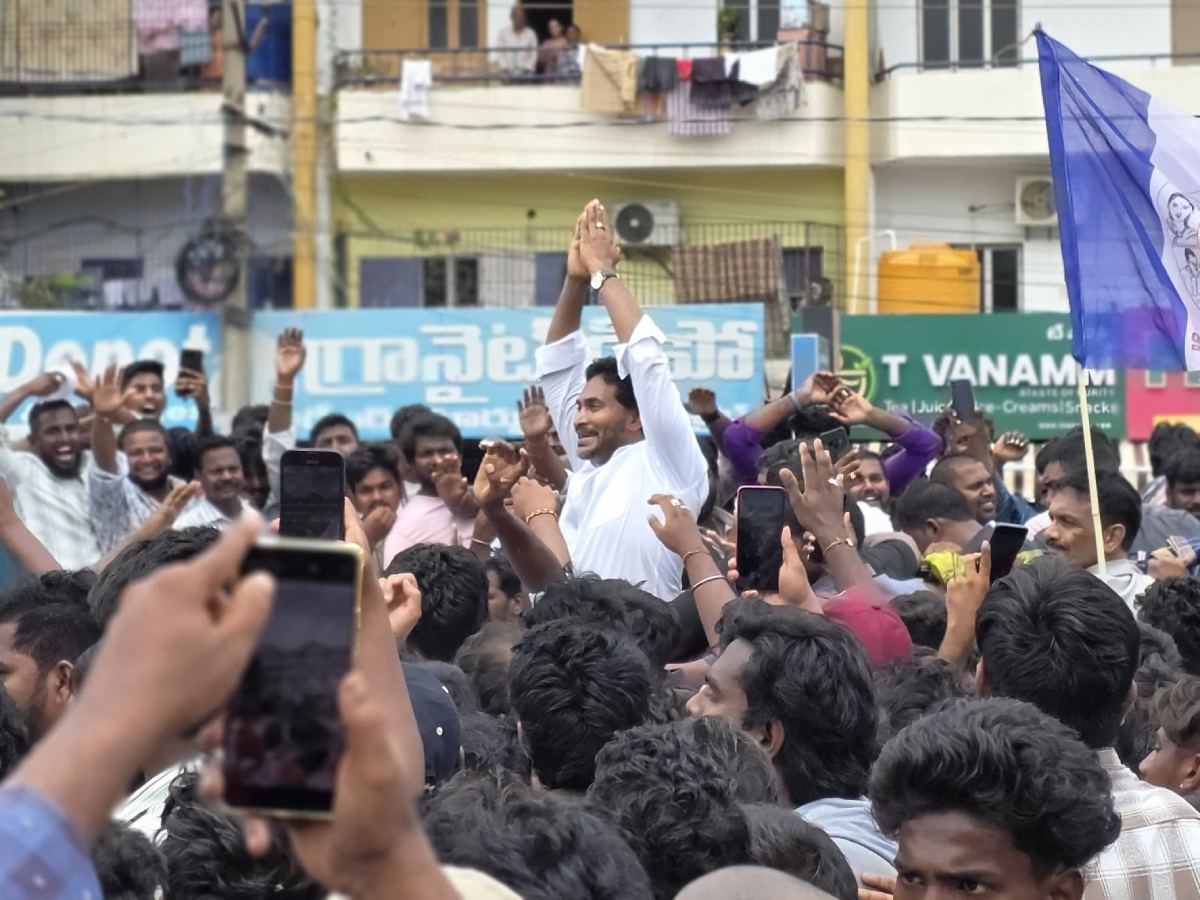 Jagan Meets Kakani Govardhan Reddy in Jail