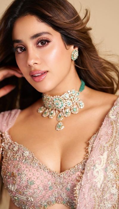 Janhvi Kapoor Red-Hot Glam