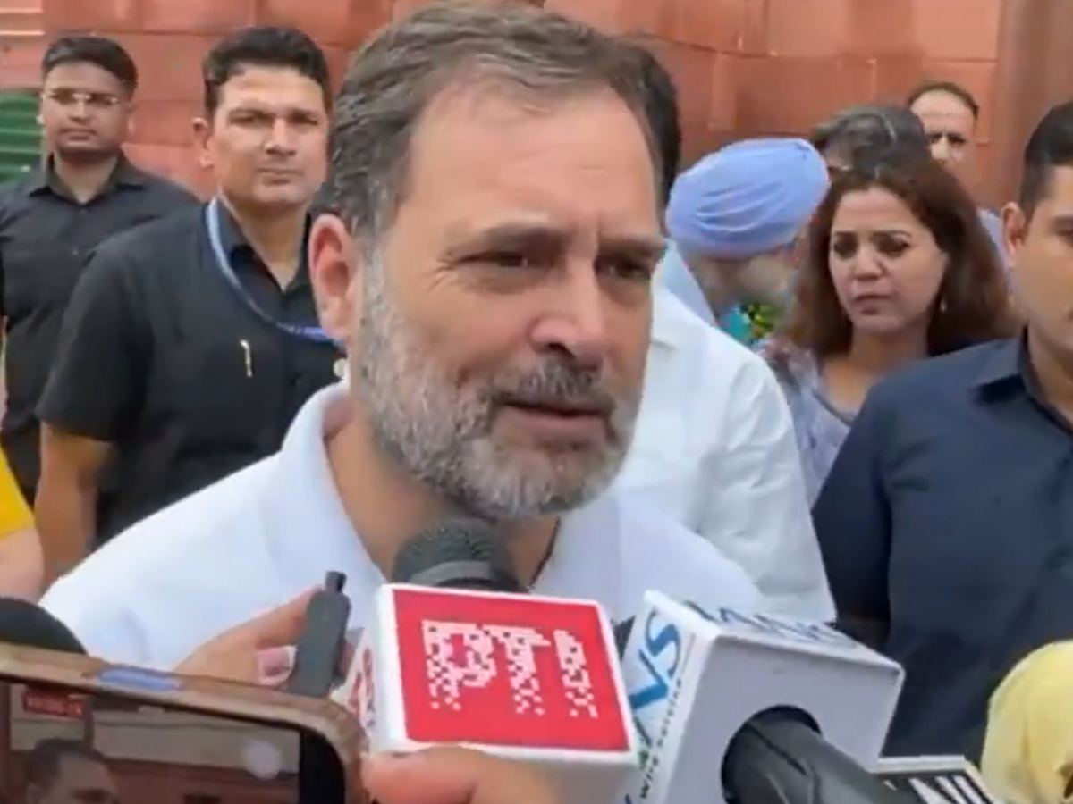rahul-gandhi-cheers-trumps-dead-economy-remark